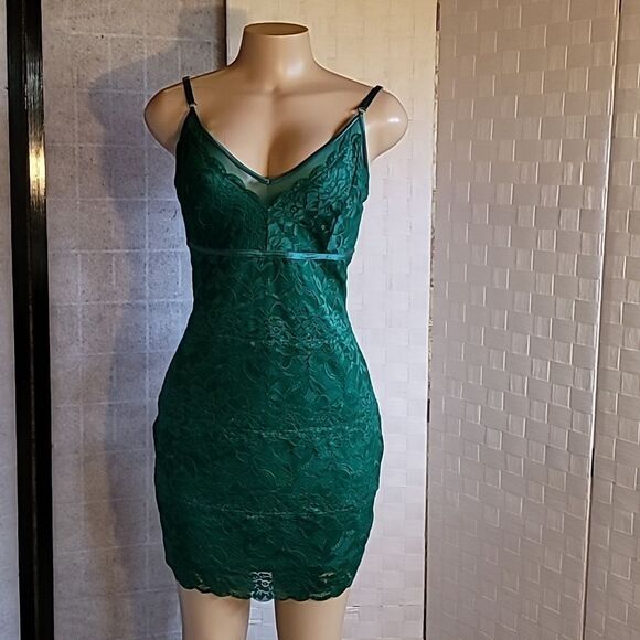 GUESS JOJO LACE BODYCON SLEEVELESS V-NECK MINI DRESS - Picture 3 of 11